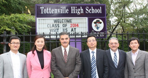 The China delegation visited Tottenville High School and took photos with the Principal