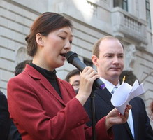 美中文化藝術基金會會長李麗主持升旗儀式