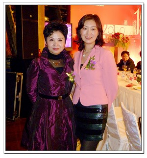 美中文化藝術基金會會長李麗與中國知名藝術家董文華合影