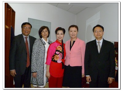 美中文化藝術基金會會長李麗與中國知名藝術家夢鴿合影